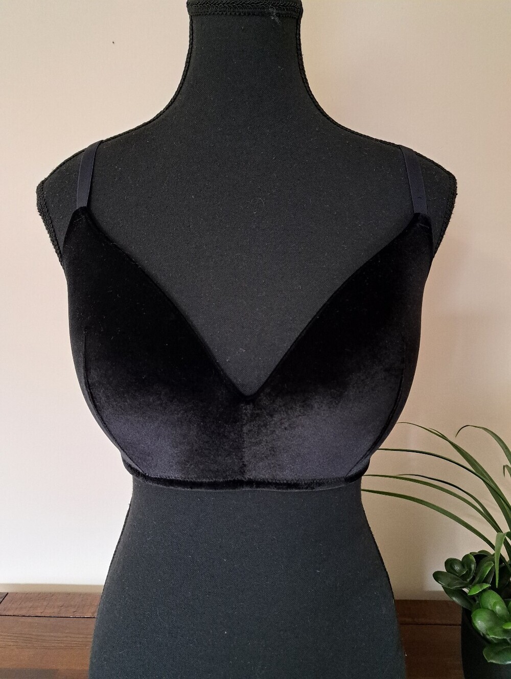 La SENZA Black Velvet Plunge Bra Sleek Wireless Sexy Feminine 32/34 D/DD